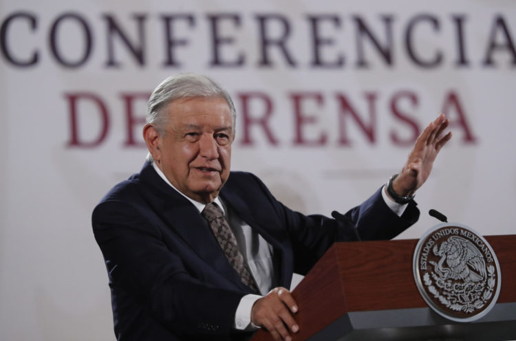 El presidente de México, Andrés Manuel López Obrador, habla este miércoles durante una conferencia de prensa matutina en el Palacio Nacional, en la Ciudad de México (México). EFE/Mario Guzmán