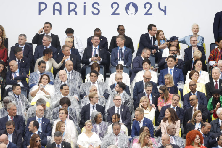 Vista general de la tribuna tribuna de autoridades en la Plaza del Trocadero antes del inicio de la ceremonia de inauguración de los Juegos Olímpicos de París 2024, este viernes en la capital francesa. EFE/ Juanjo Martín