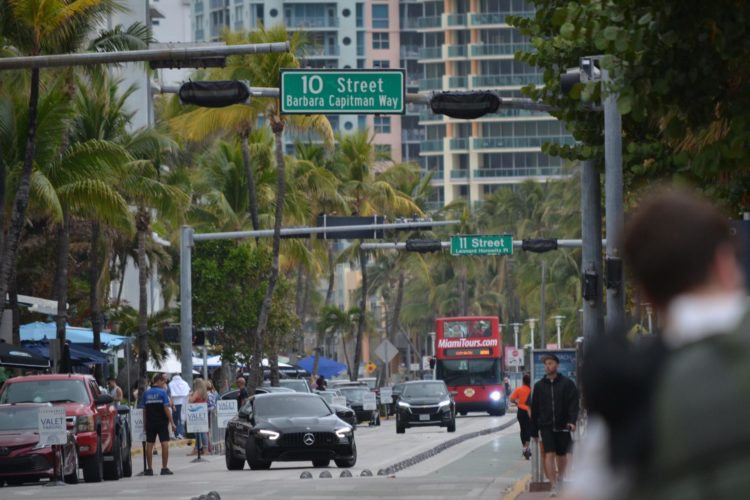 Fotografía de archivo de una vista general de la turística calle de Ocean Drive en Miami Beach, Florida (EE.UU.). EFE/ Antoni Belchi