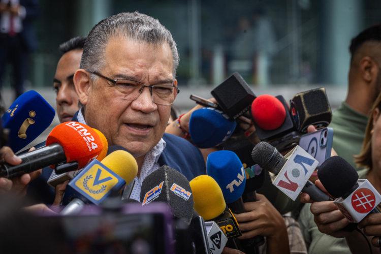 El candidato opositor a la presidencia de Venezuela Enrique Márquez ofrece declaraciones a los medios de comunicación este lunes, en Caracas (Venezuela). EFE/ Henry Chirinos