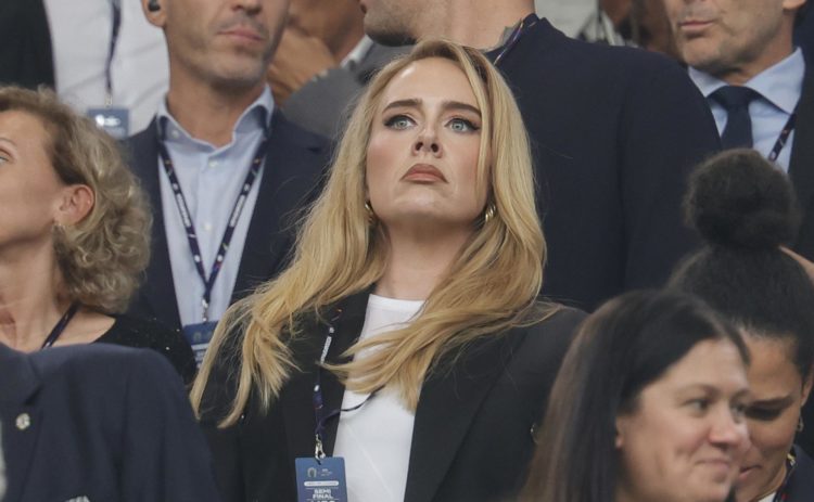Imagen de la cantante británica Adele durante el partido de fútbol de semifinales de la Eurocopa 2024 entre Países Bajos e Inglaterra, en Dortmund, Alemania, el 10 de julio de 2024. EFE/EPA/RONALD WITTEK