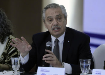 Fernández no viajará a Venezuela tras denunciar que Gobierno de Maduro le pidió no hacerlo