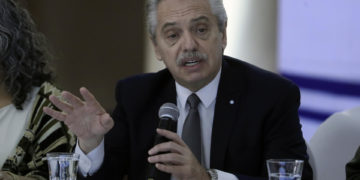 Fernández no viajará a Venezuela tras denunciar que Gobierno de Maduro le pidió no hacerlo