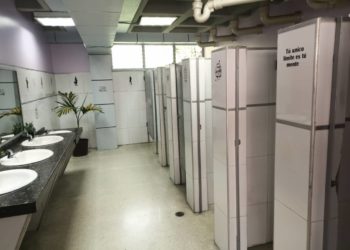 Estudiantes repararon y acondicionaron uno de los baños de damas de la facultad de Ciencias Jurídicas y Políticas de la ULA