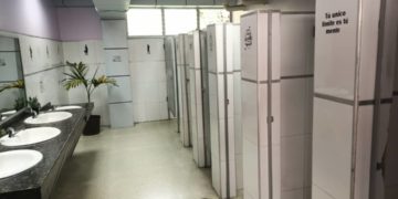 Estudiantes repararon y acondicionaron uno de los baños de damas de la facultad de Ciencias Jurídicas y Políticas de la ULA