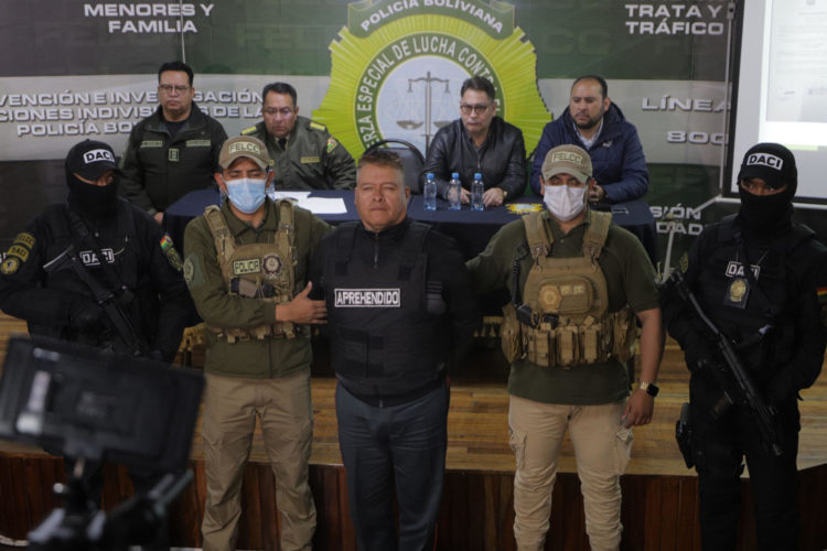 Fotografía del pasado 26 de junio que muestra al destituido jefe militar del Ejército de Bolivia, Juan José Zúñiga (c), mientras es presentado en dependencias de la Fuerza Especial de Lucha Contra el Crimen, tras ser detenido por ser parte de una toma de militares de la sede del Gobierno de Bolivia, en La Paz (Bolivia). EFE/ Str