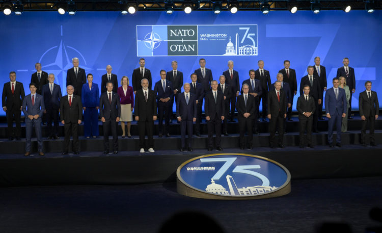 Jefes de Estado y de Gobierno de la OTAN posan para una foto, este miércoles en el Centro de Convenciones Walter E. Washington, en Washington (Estados Unidos). EFE/ Lenin Nolly