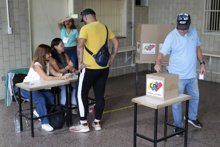EL 95 % de los centros de votación están operativos en Venezuela, según el CNE