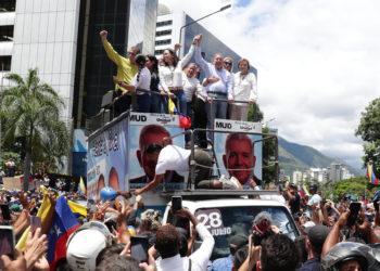 Miles de venezolanos se manifiestan en segundo día por lo que consideran fraude electoral
