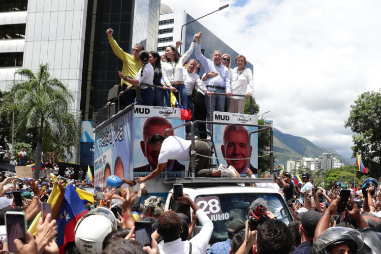 La líder opositora venezolana María Corina Machado (i, arriba) y el candidato a la presidencia de Venezuela Edmundo González Urrutia (d, arriba) participan en una manifestación de apoyo este martes, en Caracas (Venezuela). EFE/ Ronald Peña R.