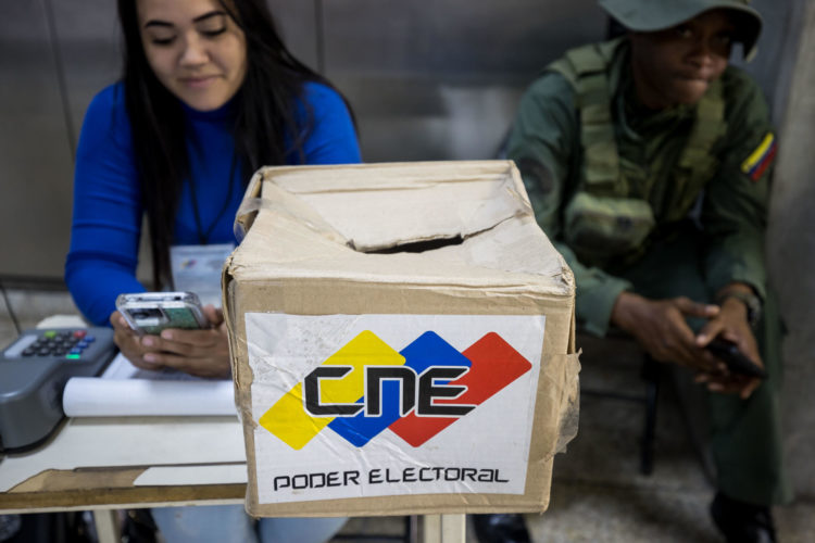 Personal del Consejo Nacional Electoral (CNE) participa en una jornada de información para las elecciones presidenciales, el 15 de julio de 2024, en Caracas (Venezuela). EFE/ Miguel Gutiérrez