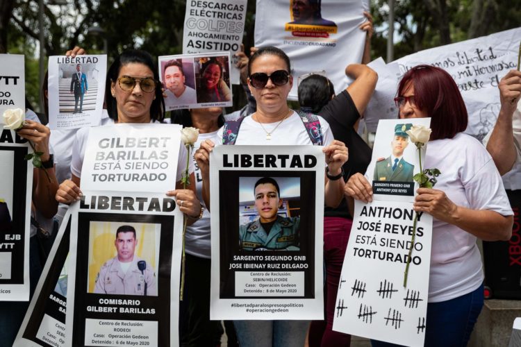 Familiares de presos sostienen carteles durante una protesta frente al Ministerio Público para exigir la liberación de presuntos presos políticos , este jueves, en Caracas (Venezuela). EFE/ Ronald Peña