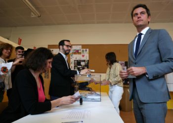 Líderes políticos franceses votan en la segunda vuelta de elecciones legislativas