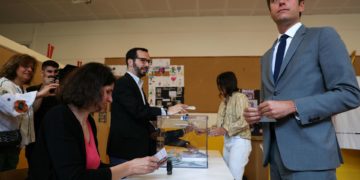 Líderes políticos franceses votan en la segunda vuelta de elecciones legislativas