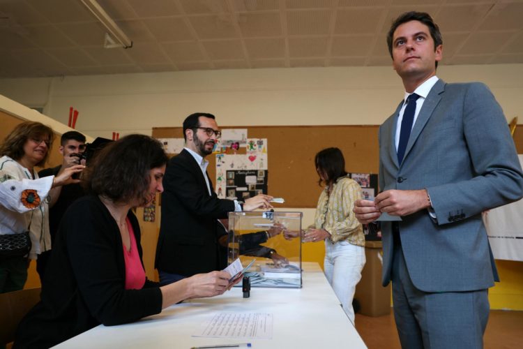 El primer Ministro de Francia, Gabriel Attal (D), vota en la segunda vuelta de las elecciones parlamentarias de Francia en (departamento de Altos del Sena). EFE/EPA/ALAIN JOCARD / POOL MAXPPP OUT