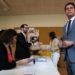 Líderes políticos franceses votan en la segunda vuelta de elecciones legislativas