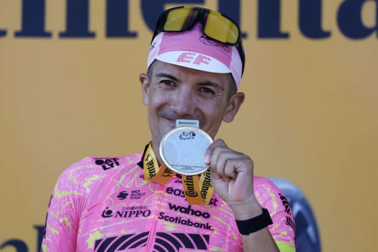 Richard "Súper Carapaz" hizo historia como primer ecuatoriano ganador de una etapa en el Tour de Francia al imponerse en solitario en la décimoseptima etapa disputada entre Saint-Paul-Trois-Châteaux y Superdévoluy, de 177,8 km EFE/EPA/SEBASTIEN NOGIER