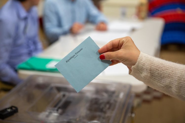 Un votante emite su voto durante la segunda vuelta de las elecciones parlamentarias francesas en una mesa electoral en París. EFE/EPA/VALENTINA CAMU