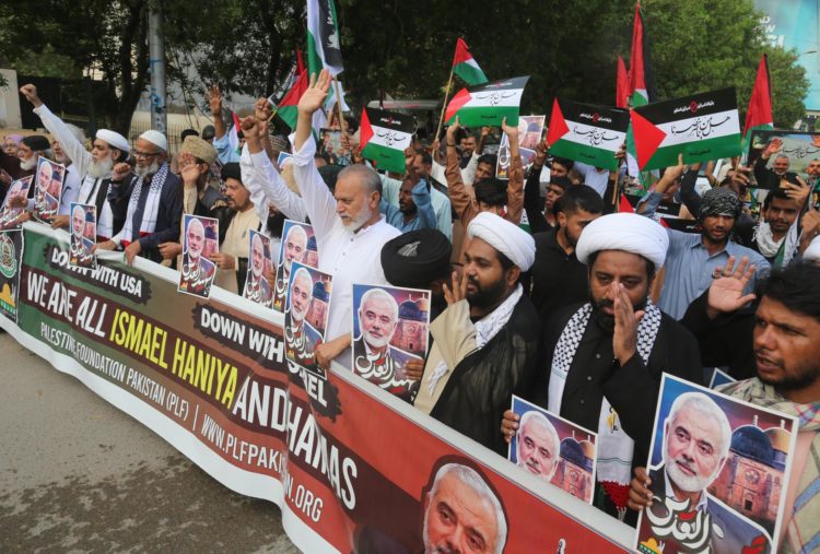 Simpatizantes del grupo Fundación Palestina participan en una protesta tras la muerte del líder político de Hamás, Ismail Haniyeh, en Islamabad, Pakistán, el 31 de julio de 2024. Según una declaración del Cuerpo de la Guardia Revolucionaria Iraní (CGRI) del 31 de julio, Haniyeh y uno de sus guardaespaldas fueron atacados y asesinados en Teherán el 31 de julio de 2024. (Protestas, Teherán) EFE/EPA/REHAN KHAN
