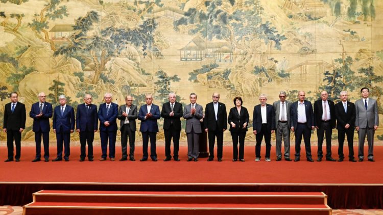 El Ministro de Relaciones Exteriores de China, Wang Yi (C), posa con miembros de los grupos palestinos en Pekín,  el 23 de julio de 2024.EFE/EPA/PEDRO PARDO/PISCINA