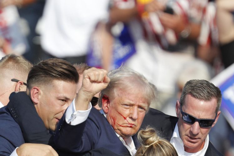 El expresidente de EE.UU., Donald Trump es evacuado de un mitin en Butler Pensilvania después de que se escucharan tiros en lugar y que al parecer lo alcanzaron a herir. EFE/EPA/DAVID MAXWELL