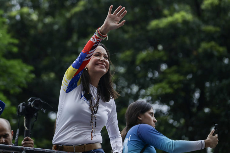 La líder opositora María Corina Machado saluda a varios simpatizantes durante un acto de campaña del Candidato opositor Edmundo González, el 5 de julio de 204, en Caracas (Venezuela). EFE/ Ronald Pena R