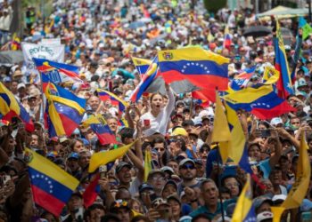 Venezuela entra a una campaña presidencial con 10 candidatos y dos opciones