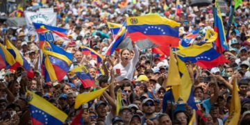 Venezuela entra a una campaña presidencial con 10 candidatos y dos opciones