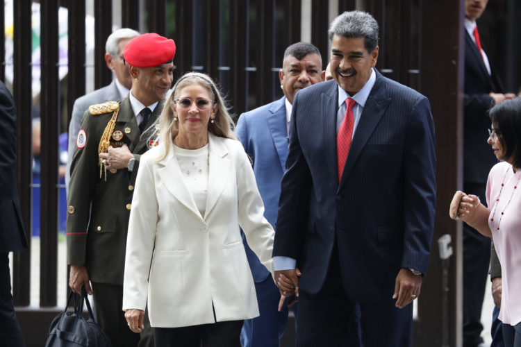 El presidente de Venezuela, Nicolás Maduro (d), y la primera dama Cilia Flores llegan al Tribunal Supremo de Justicia (TSJ) este miércoles, en Caracas (Venezuela). EFE/ Ronald Peña R.