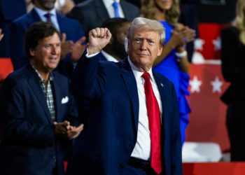 Trump reaparece con la oreja vendada ante los republicanos en Milwaukee