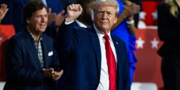 Trump reaparece con la oreja vendada ante los republicanos en Milwaukee