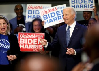 Biden visita al mayor sindicato del país para reafirmar su apoyo en medio de las presiones