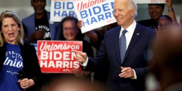 Biden visita al mayor sindicato del país para reafirmar su apoyo en medio de las presiones