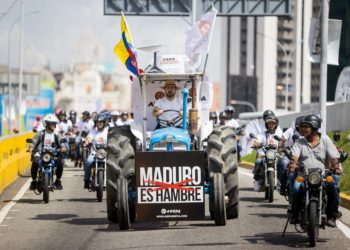 Ceballos abre campaña a bordo de un tractor en autopista de Caracas