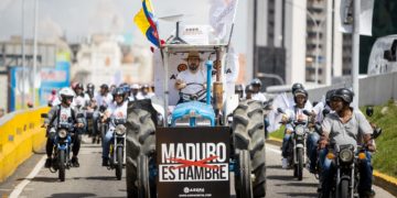 Ceballos abre campaña a bordo de un tractor en autopista de Caracas
