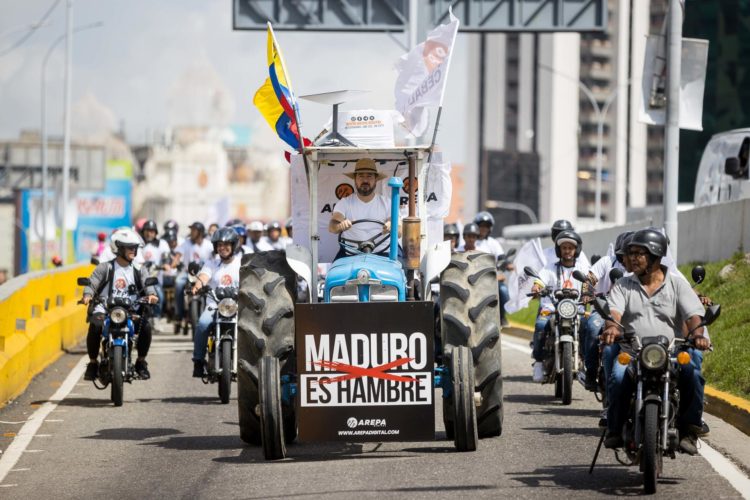 El candidato Daniel Ceballos, maneja un tractor equipado con una antena de Starlink, este jueves, en Caracas (Venezuela). EFE/ Miguel Gutiérrez