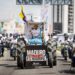 Ceballos abre campaña a bordo de un tractor en autopista de Caracas