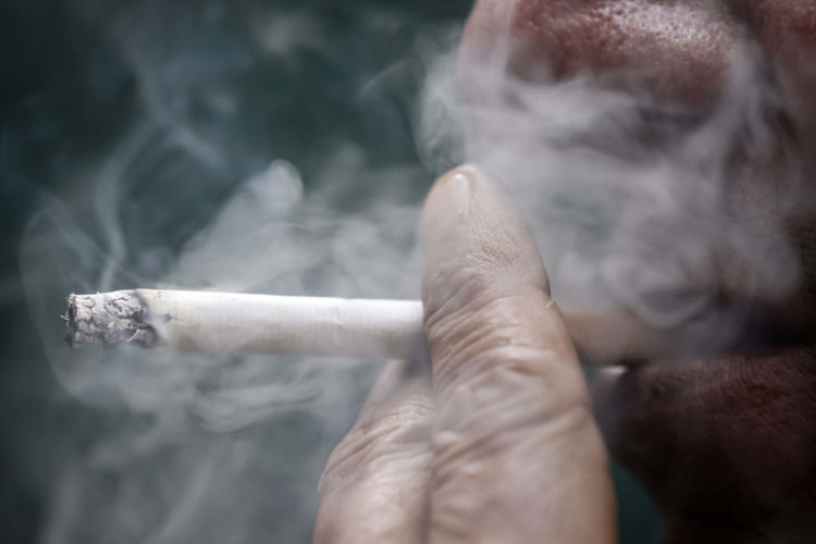 Foto de archivo de una persona fumando un cigarrillo. EFE/ Jeffrey Arguedas