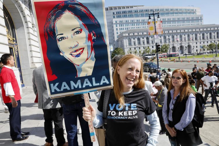 Un miembro del Comité Demócrata de San Francisco sostiene una imagen de la vicepresidenta Kamala Harris en apoyo a su nominación a la presidencia durante una manifestación frente al Ayuntamiento de San Francisco, en San Francisco, California. Estados Unidos, 22 de julio de 2024. EFE/EPA/John G. Mabanglo