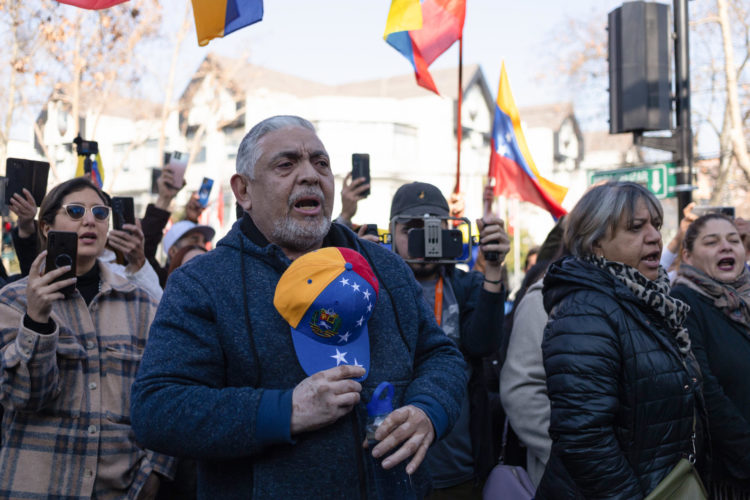 Ciudadanos venezolanos cantan el himno nacional de su país a su llegada al consulado en Santiago de Chile para votar en las elecciones presidenciales de Venezuela este domingo 28 de julio de 2024. EFE/ Ailen Díaz