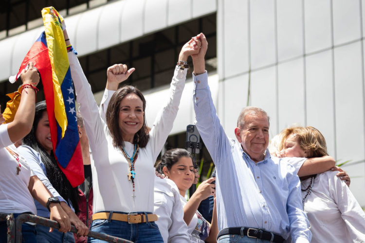 La líder opositora venezolana María Corina Machado (i) y el candidato a la presidencia de Venezuela Edmundo González Urrutia saludan en una manifestación de apoyo este 30 de julio de 2024, en Caracas (Venezuela). EFE/ Ronald Peña R.