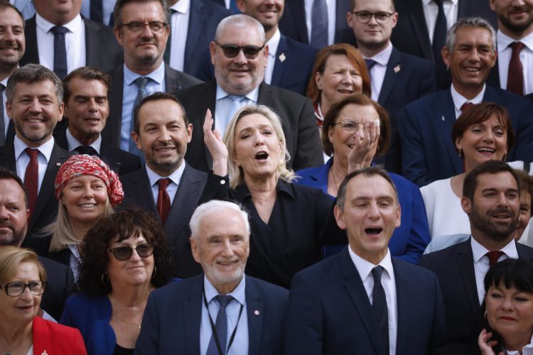 La diputada francesa del partido de extrema derecha Rassemblement National (RN), Marine Le Pen (c), posa este miércoles para una foto de familia en la Asamblea Nacional en París. EFE/ Yoan Valat