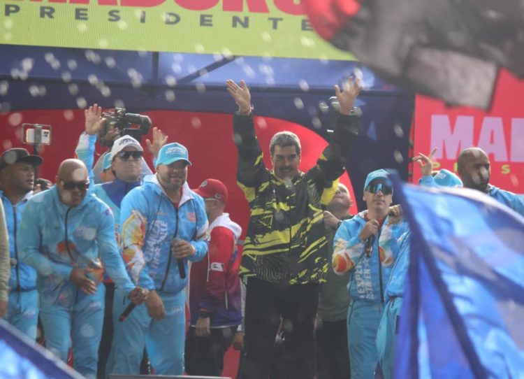 Nicolás Maduro recibió de regalo una chaqueta del Deportivo Táchira. Fotos: Leizlly Barillas.