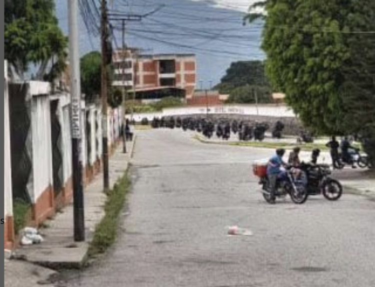 Militares en la avenida Universidad, Mérida, la tarde de este lunes 29 de Julio.