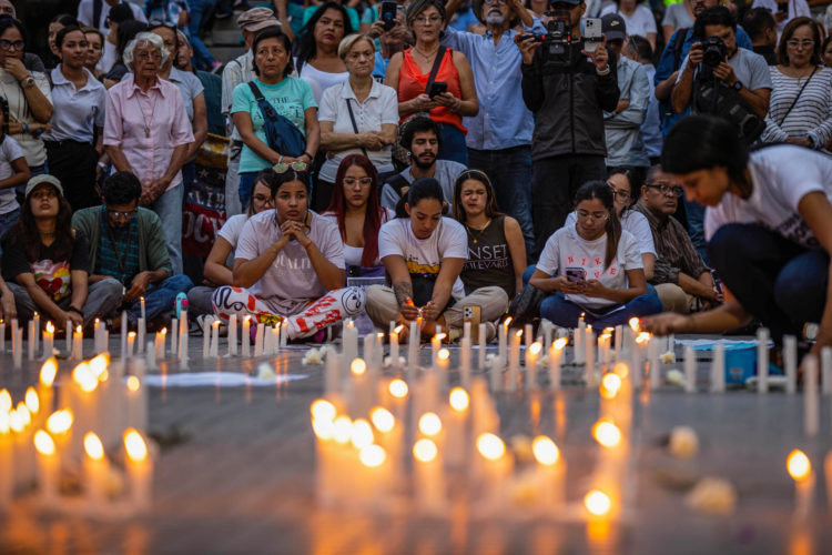 Fotografía de archivo del 8 de agosto de 2024 en donde personas asisten a una gran vigilia nacional por los presos políticos en Caracas (Venezuela). EFE/ Henry Chirinos