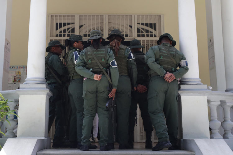 Fotografía de archivo del 28 de julio de 2024 de Integrantes de la Policía Militar venezolana que bloquean el acceso a los periodistas al centro de votación Instituto Elena de Bueno donde votó la líder de la oposición Venezolana, María Corina Machado, en Caracas (Venezuela). EFE/ Ronald Peña R.