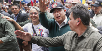 Petro llega a mitad de mandato apoyado en sectores populares pero sin espacio a críticas