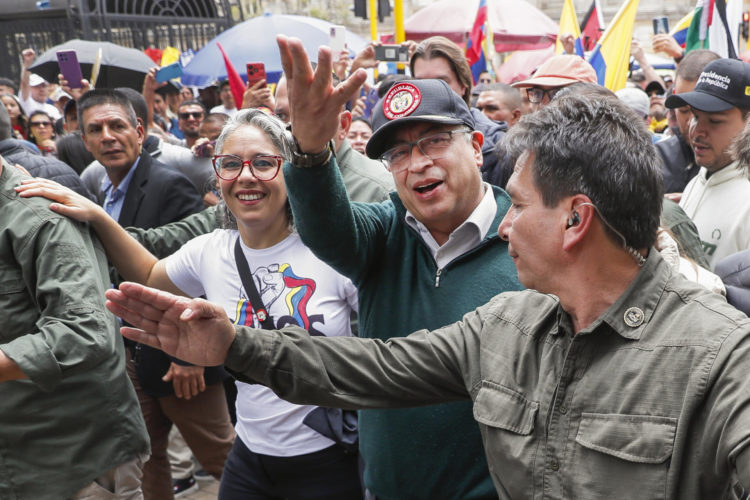 Fotografía de archivo que muestra al presidente colombiano, Gustavo Petro (c), acompañado de la senadora María José Pizarro (c-i), mientras saluda durante una marcha con motivo Día Internacional de los Trabajadores el 01 de mayo de 2024 en Bogotá (Colombia). EFE/ Carlos Ortega