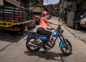 La mecánica de las motos levanta pasiones entre mujeres en Venezuela