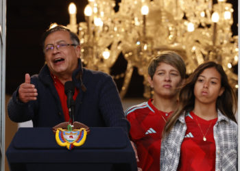 Petro dice que su hija menor se va del país porque ha sufrido «persecución psicológica»